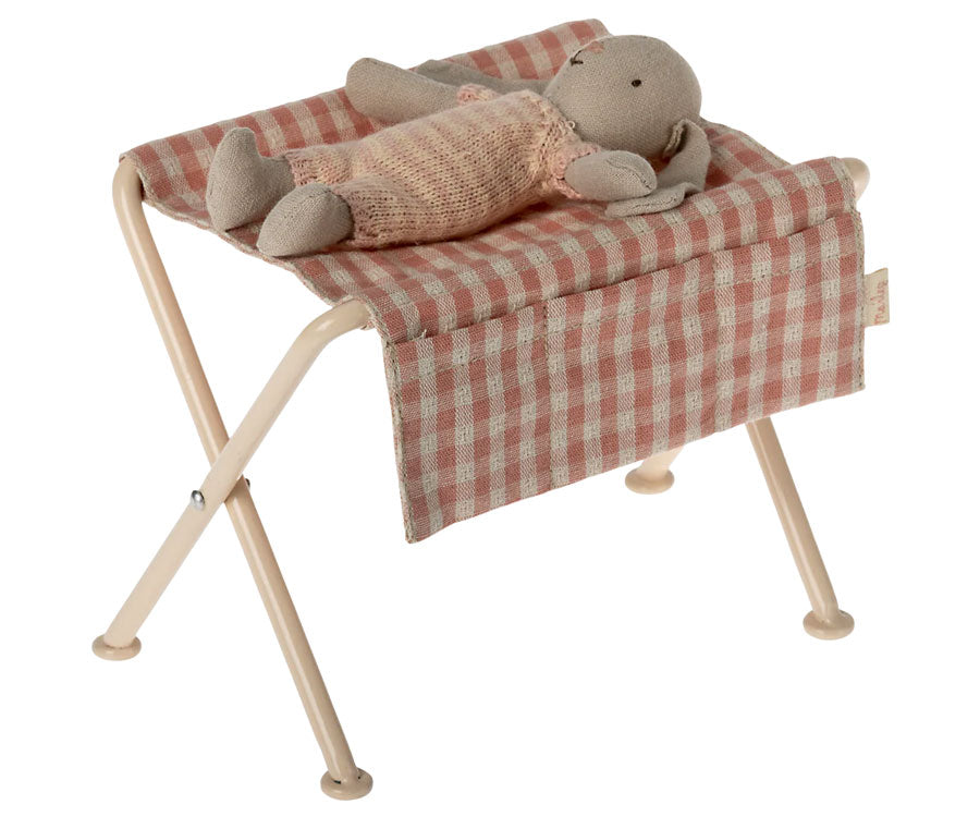 Maileg - Wickeltisch Babymaus Karos