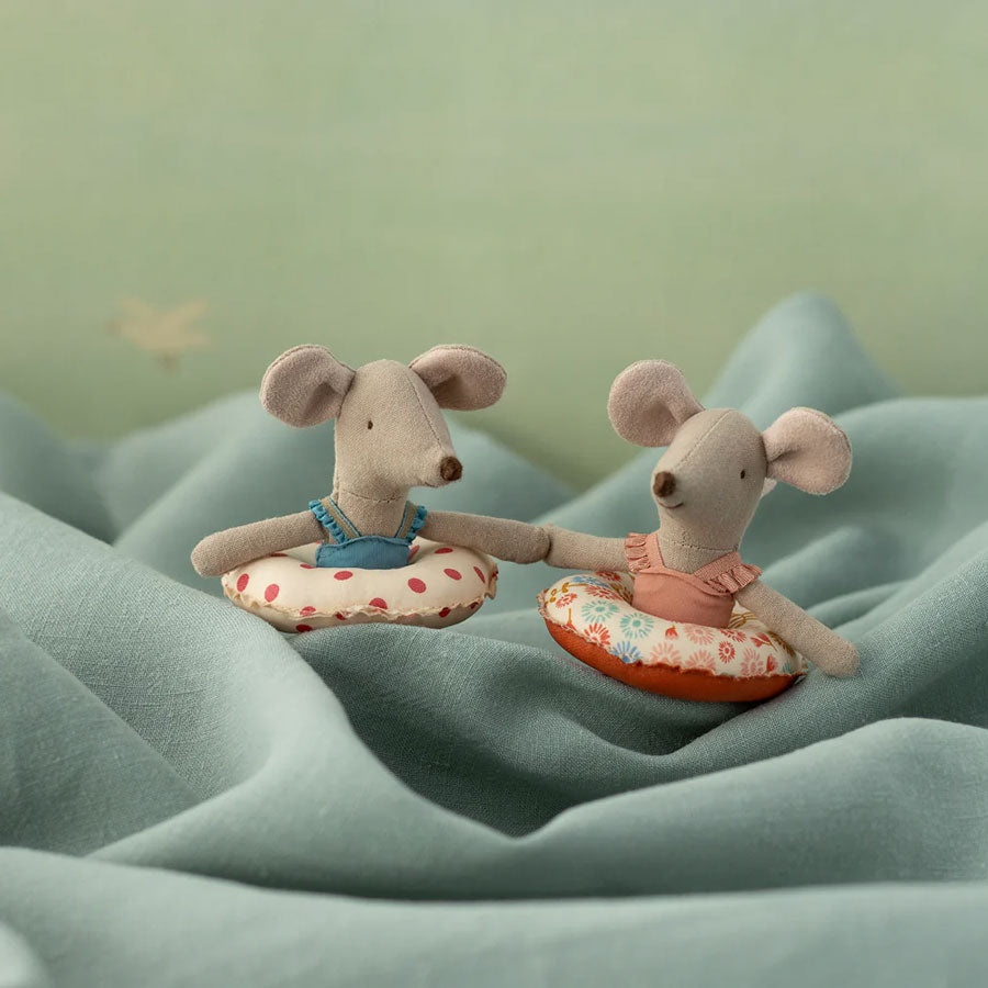 Maileg - Kleine Schwester Maus mit Luftmatratze Punkte