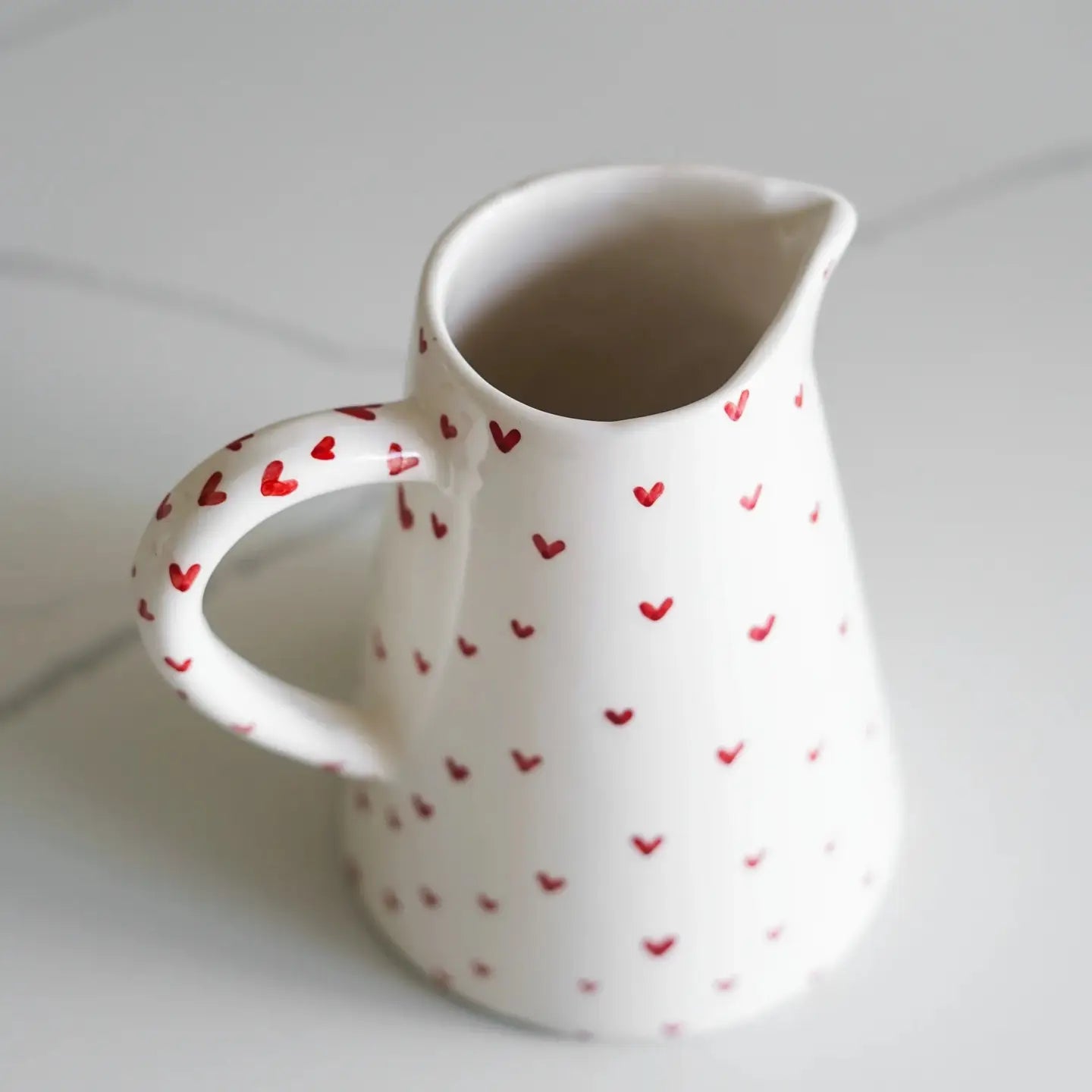 Handgemachter Krug, Herzen